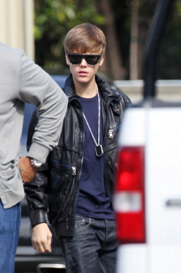 justin bieber family guy necklace. Justin Bieber looks ready for